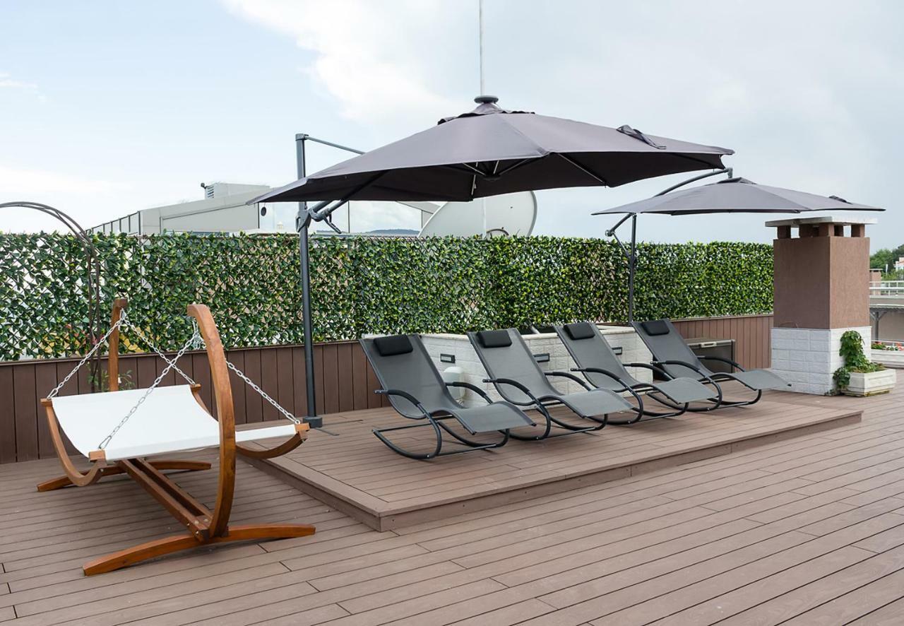 Under The Stars - Lux Penthouse With Pool And Terrace By Flat Mаnager Apartment Sf. Constantin și Elena Exterior foto